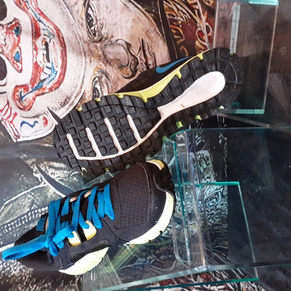 Shoes - Picture 3 of 4